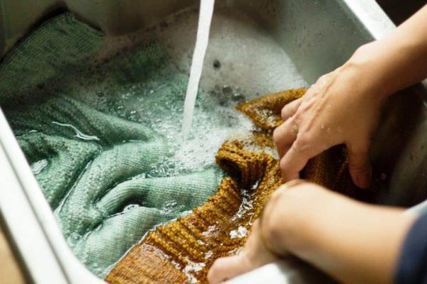 Действенные методы, чтобы спасти одежду, которая села после стирки, не повредив ткань