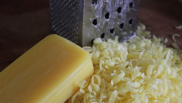 Простые способы чистки дивана от пятен и запаха за 15 минут в домашних условиях