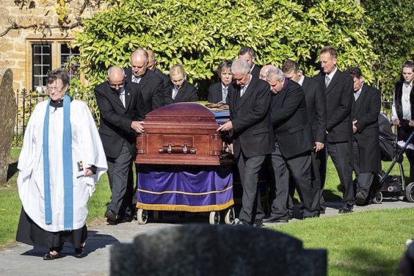 Прощание с усопшим: почему целуют покойника в гробу, значение ритуала и как его трактует религия Прощание с усопшим: почему целуют покойника в гробу, значение ритуала и как его трактует религия