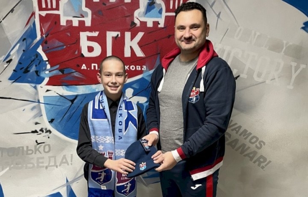 Мальчик поспорил с друзьями, что БГК победит, и был вынужден постричься наголо Мальчик поспорил с друзьями, что БГК победит, и был вынужден постричься наголо