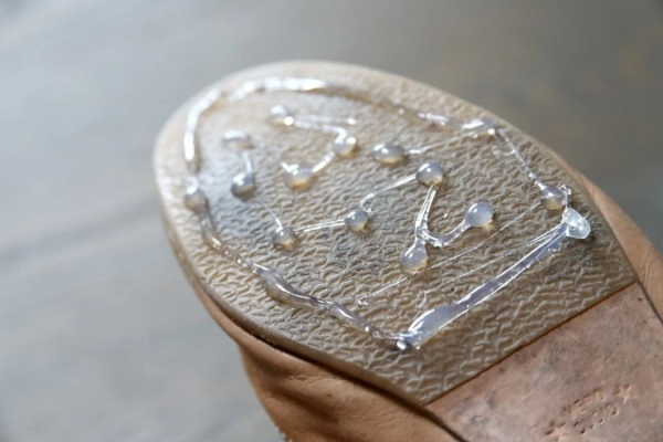 Для устойчивой и легкой походки: как сделать нескользкую подошву на любой обуви