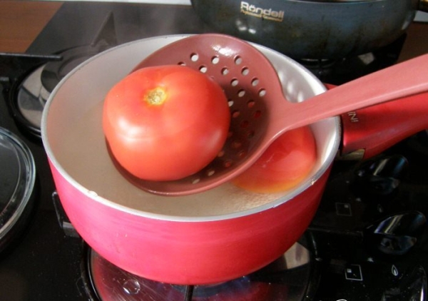 Пять способов очистить помидоры от кожуры за пару минут
