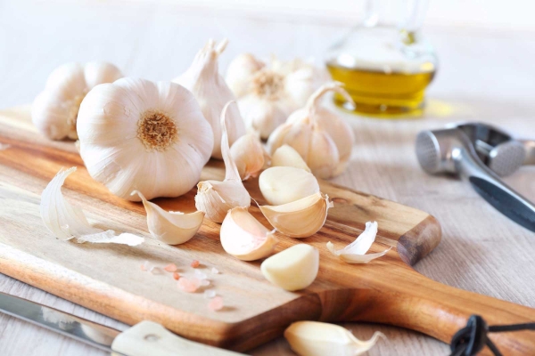 Пять способов легко почистить чеснок от шелухи