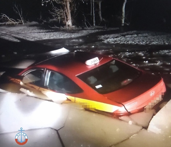 Под Гомелем еще одно такси выехало на лед и провалилось Под Гомелем еще одно такси выехало на лед и провалилось