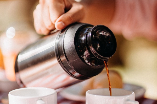 Проверенные хитрости, которые помогут избавиться от чайного налета на чашках и в термосе Проверенные хитрости, которые помогут избавиться от чайного налета на чашках и в термосе