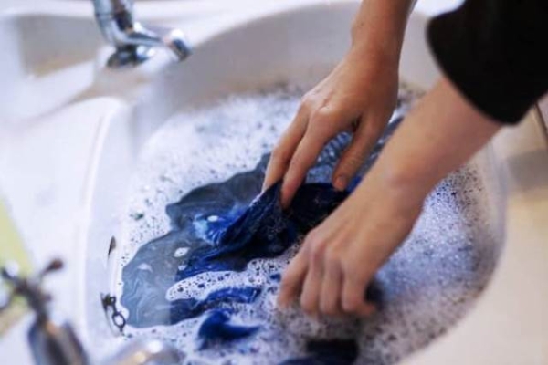 Как правильно стирать и сушить черные вещи, чтобы они сохранили первоначальный вид