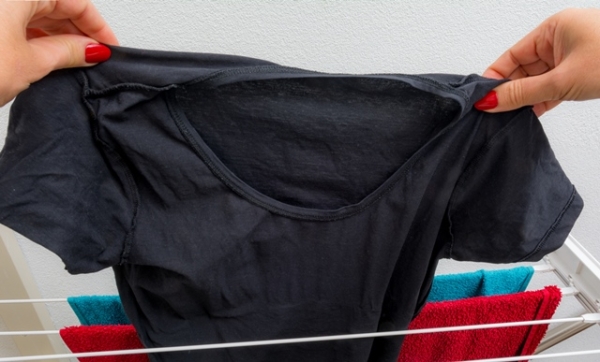 Как правильно стирать и сушить черные вещи, чтобы они сохранили первоначальный вид