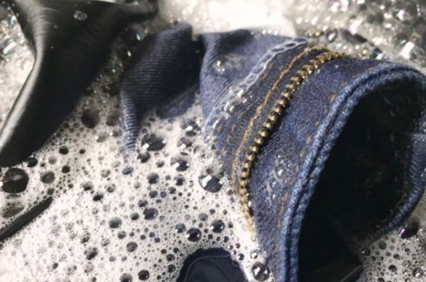 Особенности машинной и ручной стирки джинсов, сохраняющей их первоначальный цвет и текстуру Особенности машинной и ручной стирки джинсов, сохраняющей их первоначальный цвет и текстуру