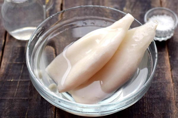 Простой лайфхак, как быстро почистить кальмаров