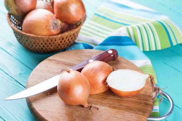 Уберет за ночь: как лук поможет избавиться от запаха краски