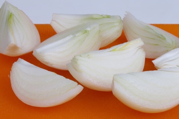 Уберет за ночь: как лук поможет избавиться от запаха краски