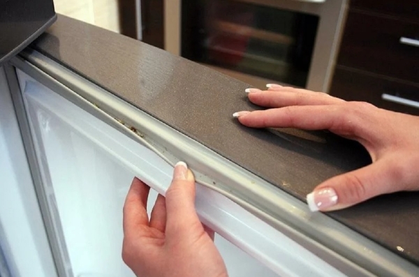 Простой способ почистить резинку холодильника от плесени