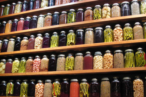 Простоят долго: где и как хранить заготовки на зиму, если нет погреба Простоят долго: где и как хранить заготовки на зиму, если нет погреба